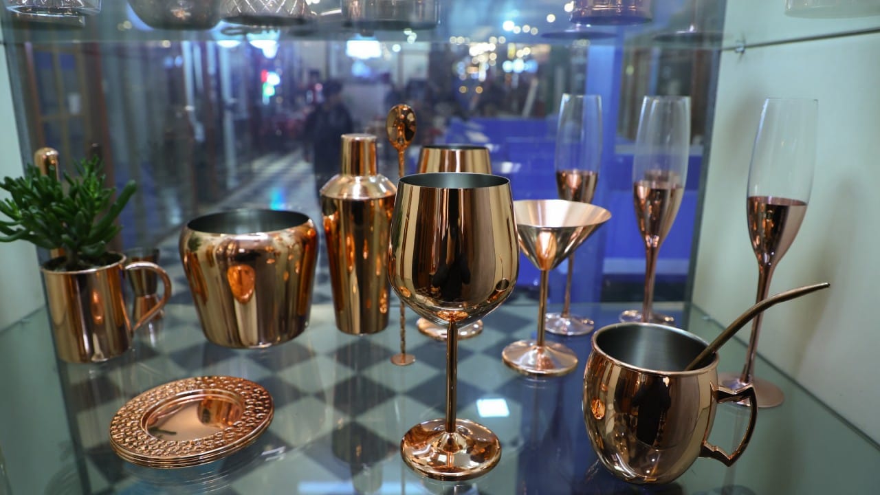 आयुर्वेदापासून ते आधुनिक विज्ञानापर्यंत शरीर निरोगी ठेवण्यासाठी दिवसाला किमान 2 ते 3 लीटर पाणी पिण्याचा सल्ला दिला जातो. शुद्धीकरणासाठी अनेक घरांमध्ये तांब्याच्या भांड्यातील पाणी वापरण्याची परंपरा आहे.