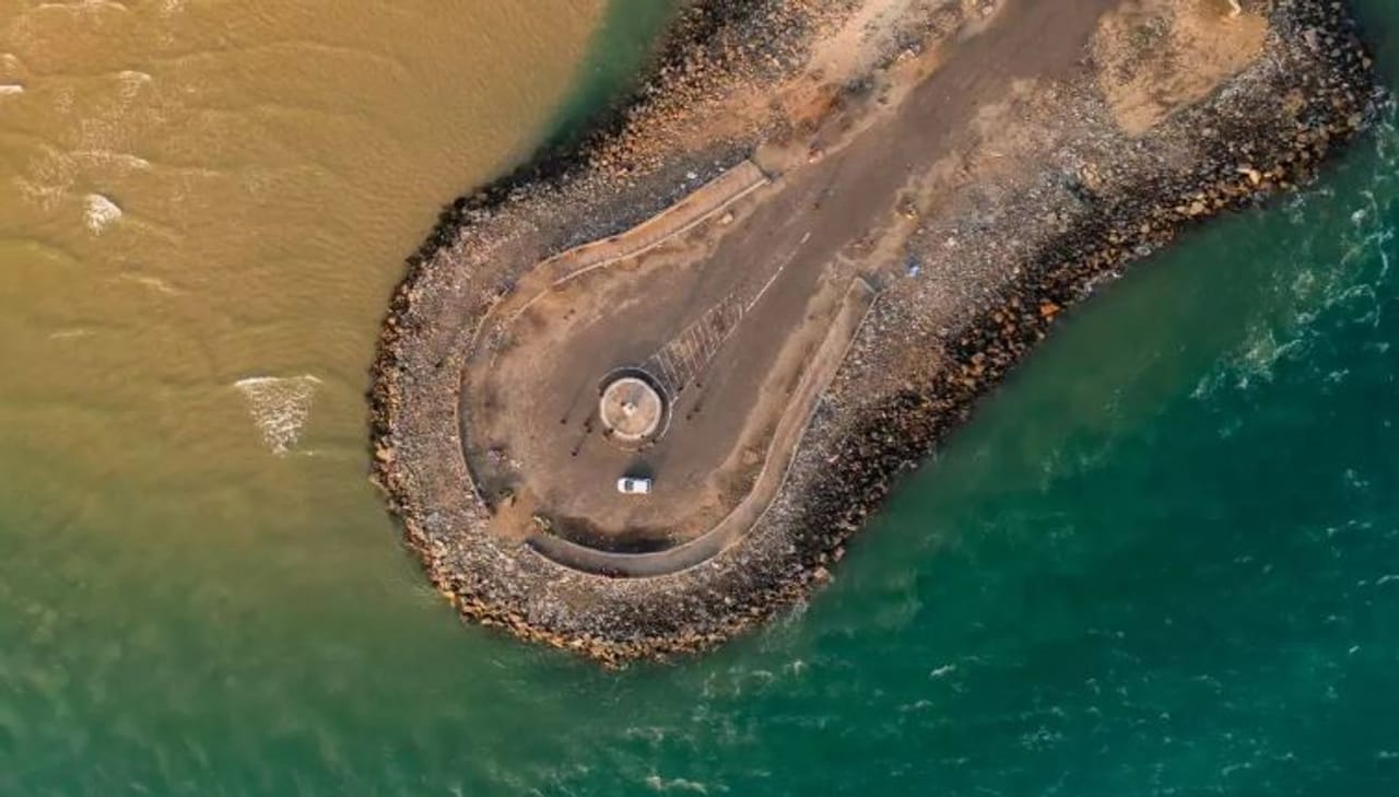 भारत हा विशाल असा देश आहे. भारतात लोहमार्ग, वायूमार्ग तसेच रस्तेमार्गाचे मोठे जाळे आहे. केरळपासून ते कन्याकुमारीपर्यंत जाण्यासाठी भारतात रस्ते बांधलेले आहेत. विशेष म्हणजे यातील काही रस्ते तर खूपच चकचकीत आणि खड्डे नसलेले आहेत.