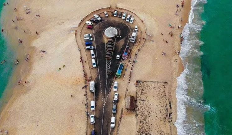 भारताच्या उत्तरेला बर्फाच्छादित डोंगर आहेत. पश्चिमेला विस्तीर्ण वाळवंट पाहायला मिळतो. पूर्वेला हिरवेगार जंगल तर दक्षिणेला अथांग सागर आहे. या रचनेमुळेच भारतात सर्वात शेवटचा रस्ता कोणता आहे, असा प्रश्न तुम्हाला कधी पडला आहे का? भारताचा हा शेवटचा रस्ता नेमका कुठे संपतो, हे तुम्हाला माहिती आहे का?