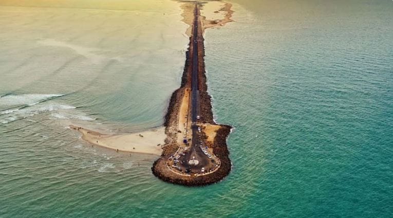 भारतात एक रस्ता आहे ज्याचा शेवट थेट समुद्राला मिळतो. म्हणजेच या रस्त्याचा शेवट थेट समुद्राच्या किनाऱ्यावर होतो. दक्षिण भारतात हा रस्ता आहे. तुम्ही या रस्त्याने गेले तर थेट समुद्राच्या किनाऱ्यावर जाऊन पोहोचता. तिथून भारताची भूमी संपून जाते.