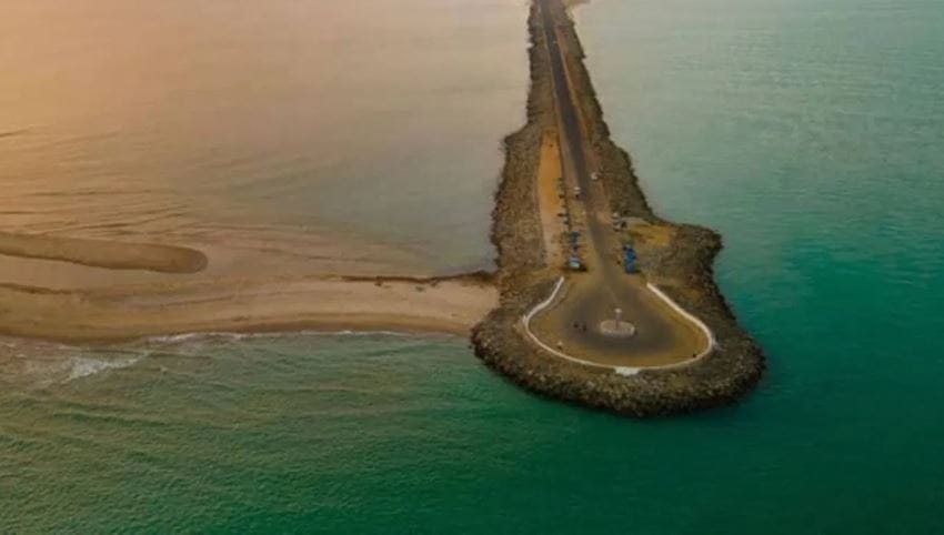 तुम्ही या रस्त्याने रामेश्वरमपासून प्रवास करायला सुरुवात केली तर 20 किलोमीटरनंतर तुम्ही समुद्रकिनाऱ्यावर पोहोचता. कधीकाळी धनुषकोडी या ठिकाणी रेल्वे स्टेशन होते, या भागात लोक राहायचे. परंतु आता या भागात कोणीही राहात नाही.