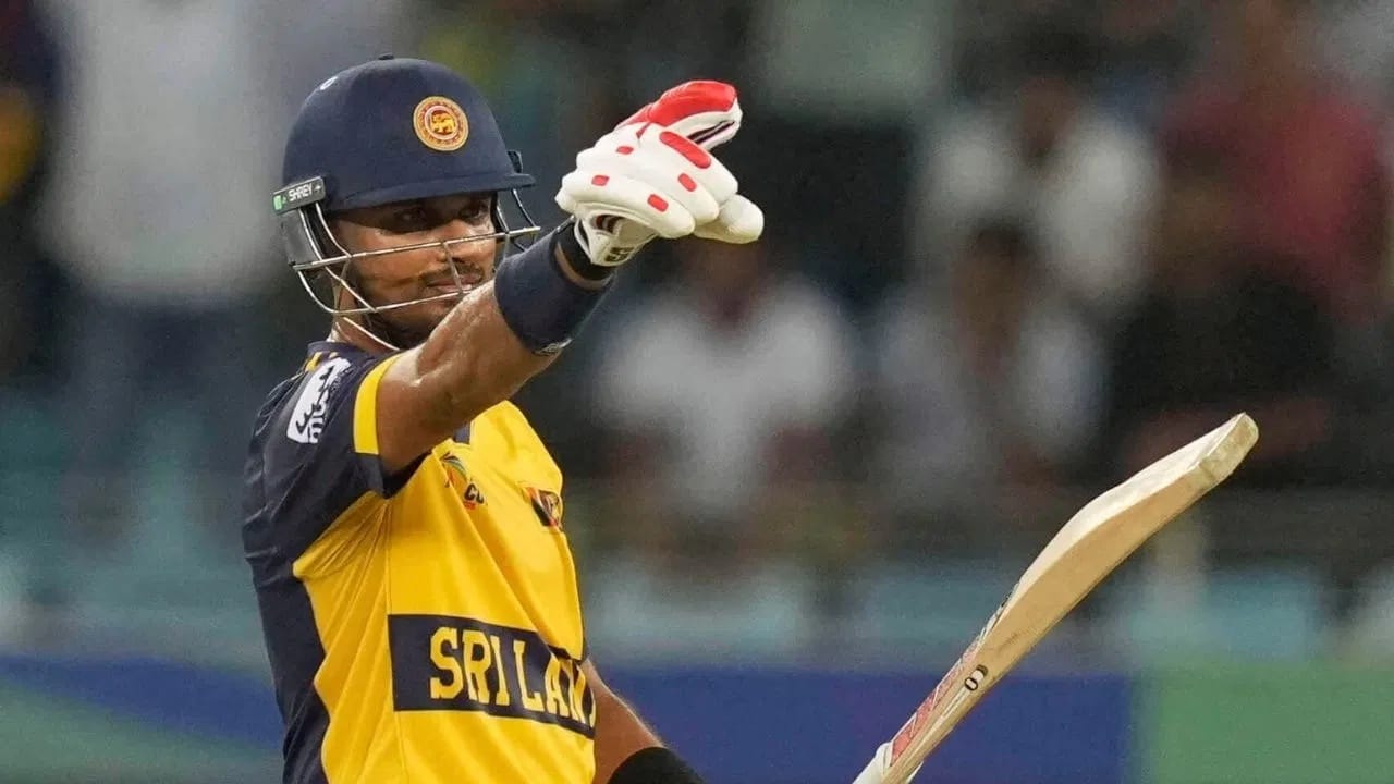 दासुन शनाका याची आयपीएल स्पर्धेत बदली खेळाडू म्हणून सहभागी होण्याची तिसरी वेळ ठरली आहे. दासुनने याआधी गुजरात टायटन्सचं प्रतिनिधित्व केलं आहे. दासुनने आयपीएलमध्ये 3 सामन्यांमध्ये फक्त 26 धावाच केल्या आहेत. (Photo Credit: PTI)