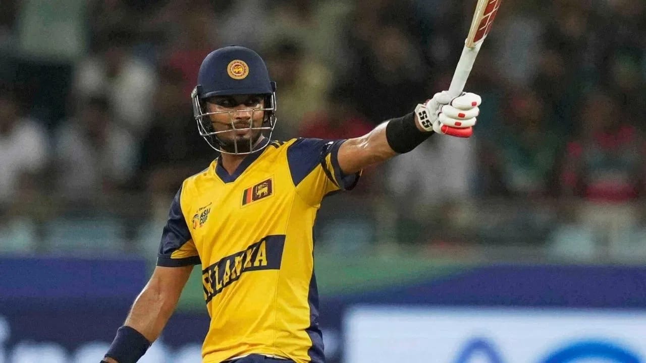 दासुन शनाका याला 19 व्या मोसमासाठी झालेल्या मिनी ऑक्शनमधून कुणीच घेतलं नाही. त्यामुळे शनाका पीएसएल स्पर्धेकडे वळला. दासुनसाठी लाहोर कलंदर्स टीमने 75 लाख रुपये मोजले. मात्र आता दासुनने ती ऑफर धुडकावत आयपीएल स्पर्धेत खेळण्याचा निर्णय घेतला आहे. (Photo Credit: PTI)