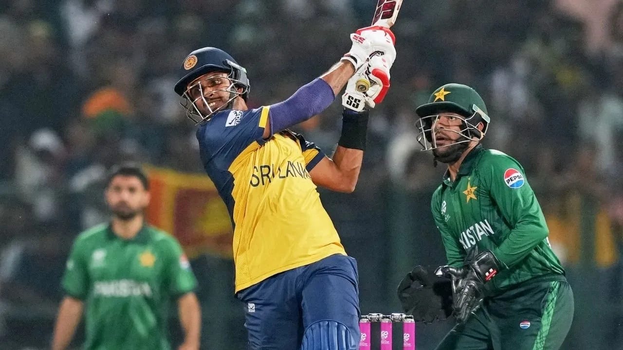 दासुनला आयीपएल स्पर्धेत खेळण्याच्या निर्णयामुळे आर्थिक दृष्ट्या तगडा फायदा झाला आहे. राजस्थानने दासुनसाठी पावणे 2 कोटी रुपये मोजले आहेत. दासुनला पीएसएलमध्ये खेळल्यास भारतीय रुपयांमध्ये 25 लाख रुपये मिळाले असते. मात्र आता आयपीएलमुळे त्याला 1 कोटी 75 लाख रुपये मिळणार आहेत. (Photo Credit: PTI)