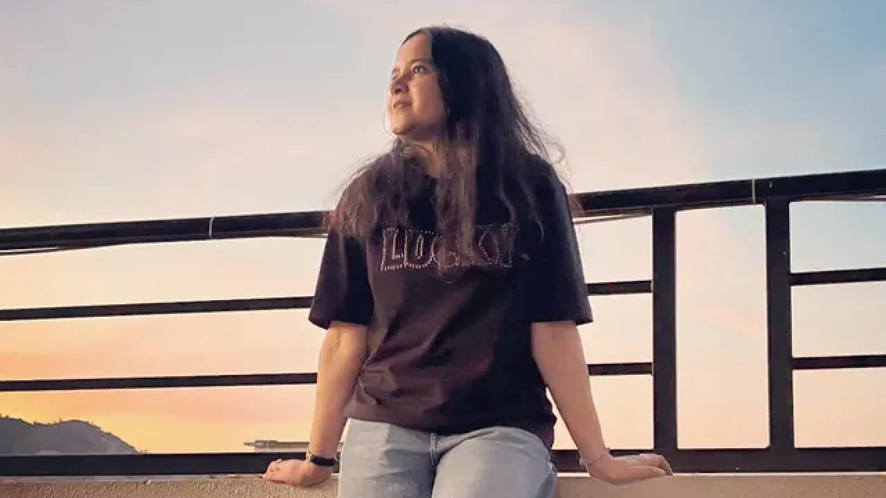 नुकतेच गौरी हिने आपल्या सोशल मीडिया अकाउंटवर समुद्रकिनाऱ्यावरील काही फोटो शेअर केले. या फोटोंमध्ये ती निळ्या रंगाचा शर्ट परिधान केला आहे. 