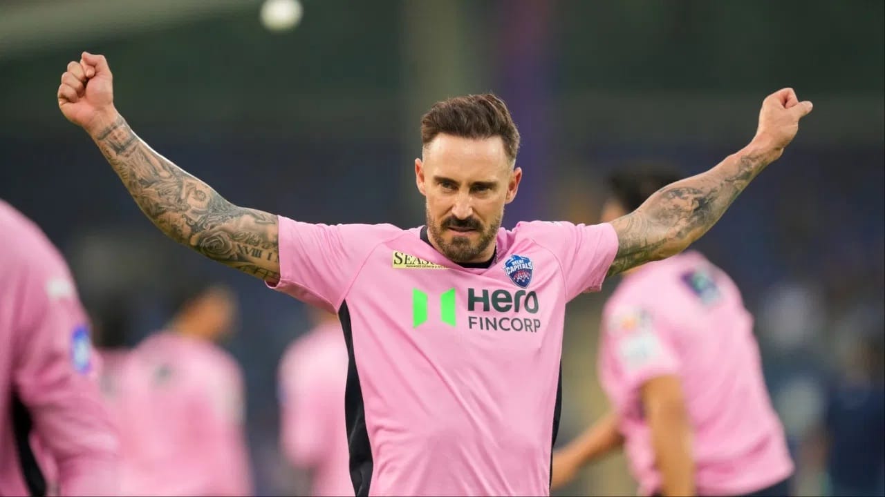 आश्चर्याची बाब म्हणजे गंभीरबाबत इतकं काही बोललेला फाफ त्याच्यासोबत कधीच खेळला नाही. मात्र त्यानतंरही फाफ गंभीरला एक चिवट प्रतिस्पर्धी समजतो. तसेच फाफने गंभीरच्या विजयासाठी असलेल्या समर्पणाचं कौतुक केलं. (Photo Credit: PTI)