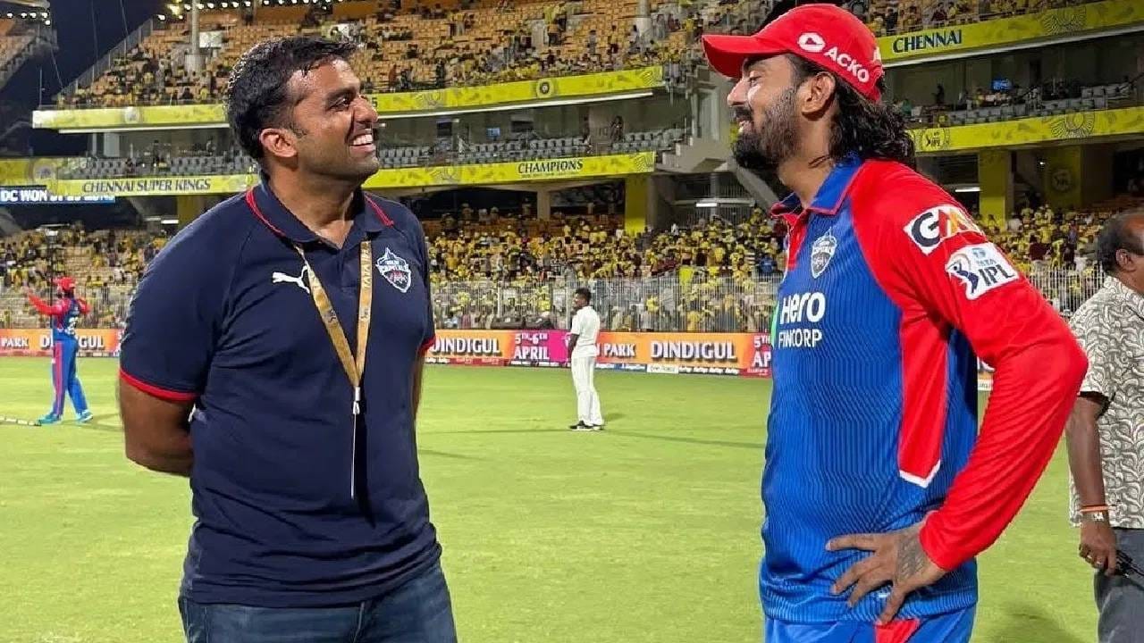 बेन डकेटला संघात घ्या, असा आग्रह केएल राहुलने धरला होता. त्याने दिल्ली कॅपिटल्सचे मालक पार्थ जिंदाल यांच्याकडे हा प्रस्ताव ठेवला होता. तसेच डकेटची संघाला गरज असल्याचं सांगितलं होतं. त्यामुळेच बेन डकेटवर बोली लावल्याचं जिंदाल यांनी सांगितलं. 