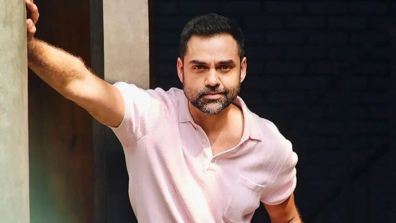 अभय देओलने करिअरच्या सुरुवातीला इम्तियाज अलीचा 'सोचा न था' चित्रपट केला. त्यानंतर 'ओए लक्की! लक्की ओए!' मध्ये काम केलं. पण त्याला खरी ओळख अनुराग कश्यपच्या  'देव डी'ने मिळवून दिली. पण या चित्रपटाचा त्याच्या खासगी जीवनावर परिणाम झाला. खऱ्या आयुष्यातही त्याने 'देव डी' सारखं जगणं सुरु केलेलं. अभय देओलने स्वत: इंटरव्यूमध्ये खुलासा केलेला की, तो पूर्णवेळ नशेत बुडालेला असतो. देवचा रोल त्याच्या मनातून निघतच नव्हता.  