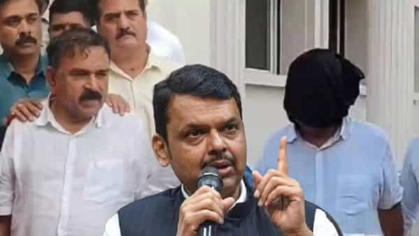 राज्यात अशोक खरात हे प्रकरण सध्या चांगलेच पेटले आहे. लिंगपिसाट अशोक खरातने घटस्फोटीत महिला, गर्भवती, अल्पवयीन तरुणी, विवाहित महिला यांना देवाची भीती दाखवून त्यांच्यावर अत्याचार केले. काहींवर त्याने बलात्कार केला. एका महिलेने पोलिसात तक्रार केल्यानंतर हे प्रकरण उघडकीस आले आहे. त्यानंतर अशोक खरातचे अनेक फोटो आणि व्हिडीओ समोर आले. काही फोटोंमध्ये त्याचे राजकीय कनेक्शन देखील समोर आले. आता या प्रकरणावर मुख्यमंत्र देवेंद्र फडणवीस यांनी प्रतिक्रिया दिली आहे.