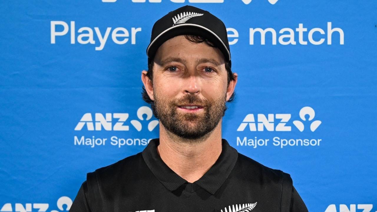 हॅमिल्टनच्या फलंदाजीसाठी कठीण असलेल्या खेळपट्टीवर कॉनवेने 49 चेंडूत 60 धावा केल्या. यावेळी त्याचा स्ट्राईक रेट हा 122.45 चा होता. त्याच्या या झुंजार खेळीमुळे न्यूझीलंडचा संघ 175 धावांपर्यंत मजल मारू शकला. तर दक्षिण अफ्रिकेचा संघ 107 धावांवर तंबूत परतला. (Photo- New Zealand Cricket Twitter)