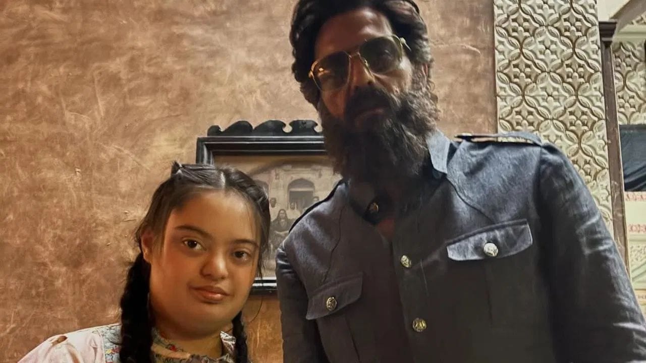 आपण बोलतोय ते अहिदा सरमाई हिच्या बद्दल. या चित्रपटात अर्जून रामपाल याने मेजर इक्बालचा रोल केला आहे. या मेजर इक्बालची मुलीचा रोल अहिदा हीने केला असून तो काही मिनिटांचा असला तरी लक्ष्यवेधी ठरला आहे.