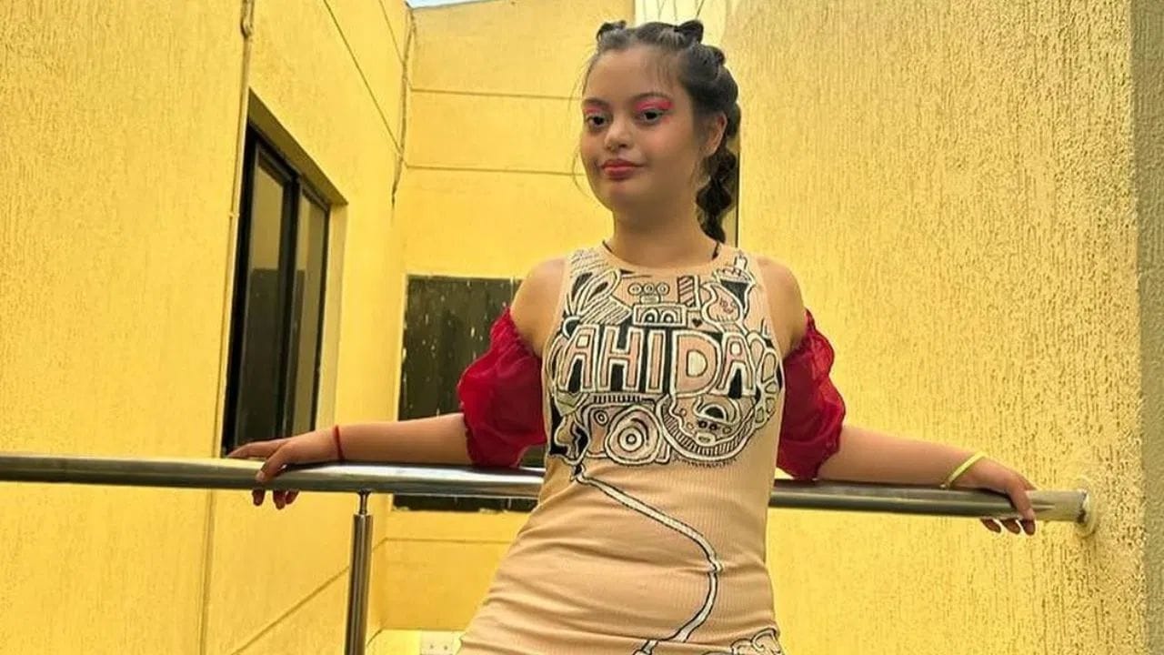  अहिदा सरमाई हीला डाऊन सिंड्रोम आहे. चित्रपटात तिला खूपच छोटा रोल मिळालेला आहे. परंतू इतक्या मोठ्या चित्रपटाचा भाग होणे तिच्यासाठी मोठे आहे. अहिदाला ‘धुरंधर 2’ चित्रपटाने प्रसिद्धी दिली आहे. 