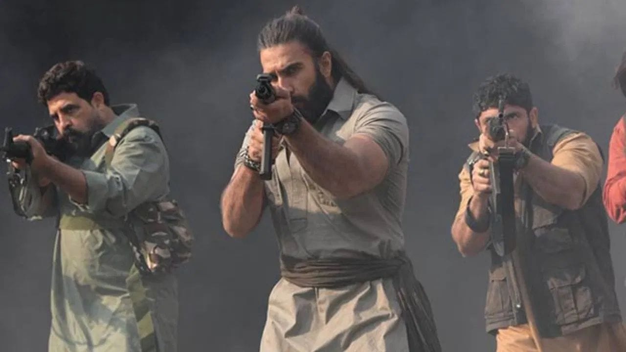 धुरंधर -२ ने रिलीजनंतर कमाल केली आहे. या चित्रपटात रणवीर सिंह, संजय दत्त, अक्षय खन्ना, आर. माधवन सारखे कलाकार देखील सामील आहेत.या चित्रपटाने १३०० कोटींची कमाई केली आहे. 