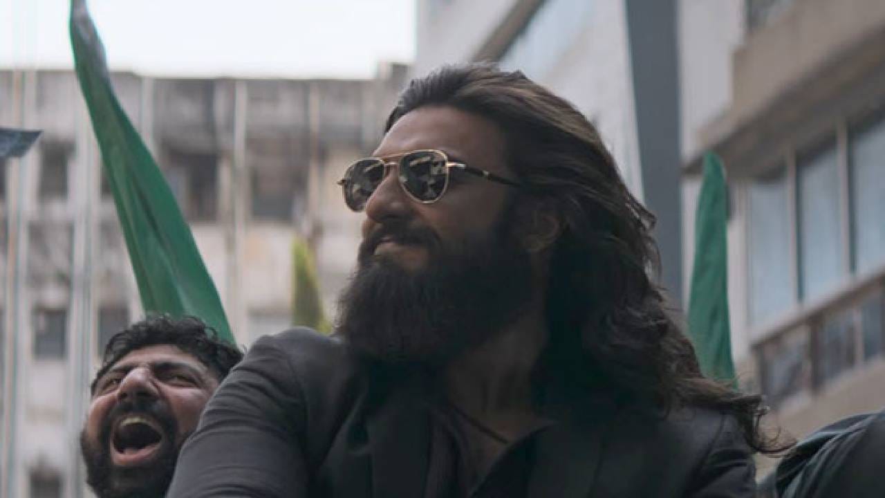 हिंदी भाषेत या चित्रपटाचे जवळपास 1 लाख 35 हजार तिकिटं विकली गेली आहेत. तर ब्लॉक सीट्ससोबतच या चित्रपटाने 13.25 कोटी रुपये कमावले आहेत. 'धुरंधर 2' हा चित्रपट येत्या 19 मार्च रोजी थिएटरमध्ये प्रदर्शित होणार आहे. प्रदर्शनाला 10 दिवस शिल्लक असतानाचा इतकी कमाई झाली आहे. 
