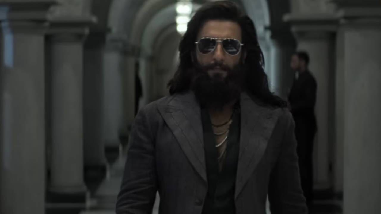 'सॅकनिल्क'ने दिलेल्या वृत्तानुसार, 'धुरंधर 2'ने पेड प्रिव्ह्यूजच्या अॅडव्हान्स बुकिंगद्वारे जवळपास 1 लाख 42 हजार तिकिटांची विक्री केली आहे. त्यातून या चित्रपटाने आतापर्यंत 8.83 कोटी रुपयांचा गल्ला जमवला आहे. या चित्रपटाचे एकूण 6684 शोज असून त्यापैकी 6457 शोज हिंदी भाषेत आहेत. 
