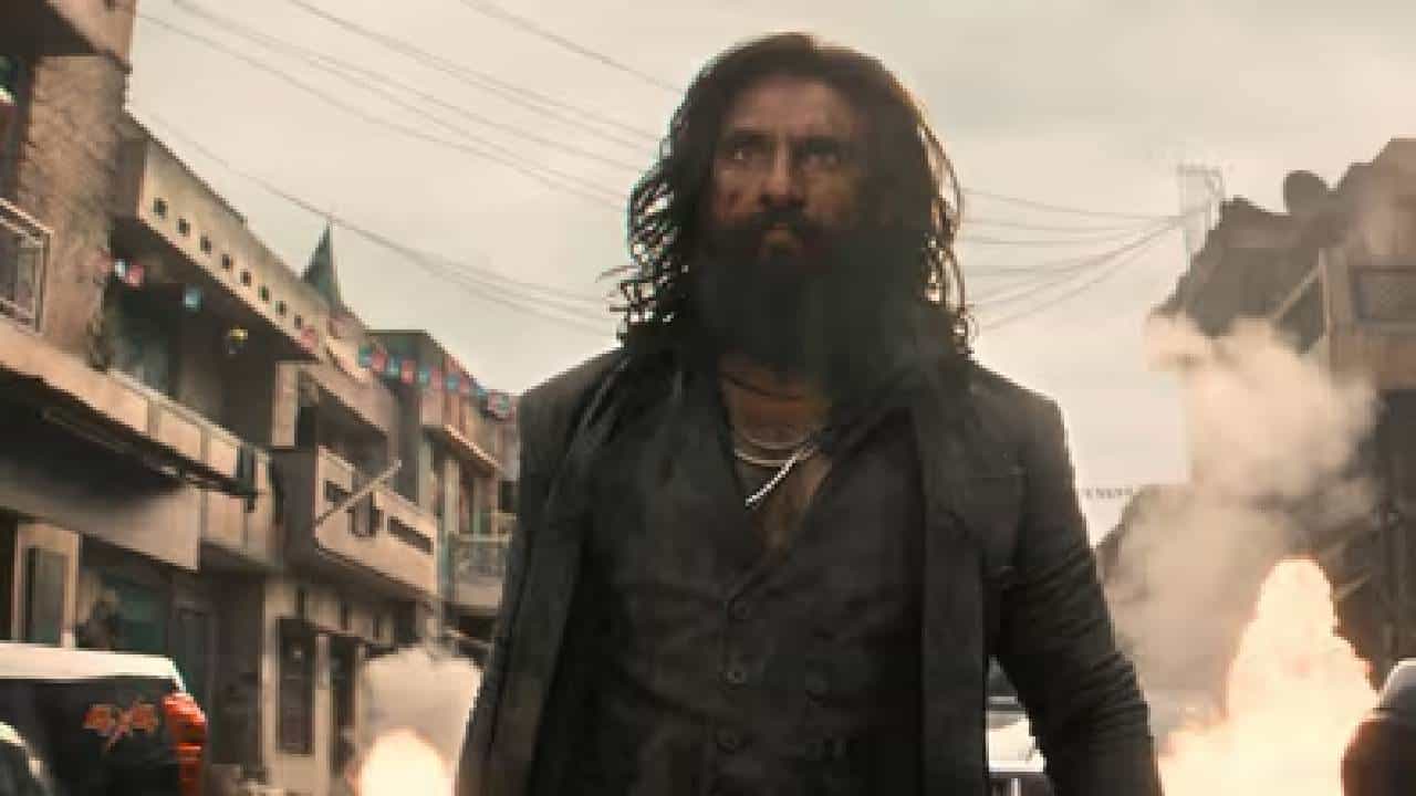 रणवीर सिंहच्या बहुप्रतिक्षित आणि बहुचर्चित 'धुरंधर 2' या चित्रपटाचा ट्रेलर नुकताच प्रदर्शित झाला आहे. हा चित्रपट थिएटरमध्ये प्रेक्षकांच्या भेटीला येण्याआधीच त्याने रेकॉर्ड ब्रेकिंग कमाई केल्याची माहिती समोर येत आहे. पेड प्रिव्ह्यूजच्या अॅडव्हान्स बुकिंगमध्ये या चित्रपटाने कोट्यवधी रुपये कमावले आहेत.