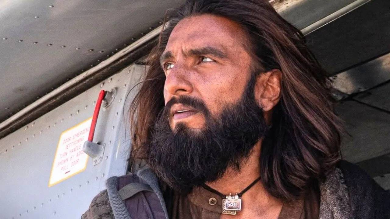 ‘धुरंधर 2’ च्या पेड प्रीव्यूज शो साठी अजून 5 दिवस बाकी आहेत आणि बुकिंग सतत सुरु आहे.  अशात हा चित्रपट पेड प्रीव्यूज शोज मधूनच  बॉक्स ऑफिस वर मोठा धमाका करणार आहे. पेड प्रीव्यूज आणि ओपनिंग डे कलेक्शन मिळवून पहिल्यादिवशीच फिल्मचं टोटल कलेक्शन 100 कोटीच्या वर जाऊ शकतं. 