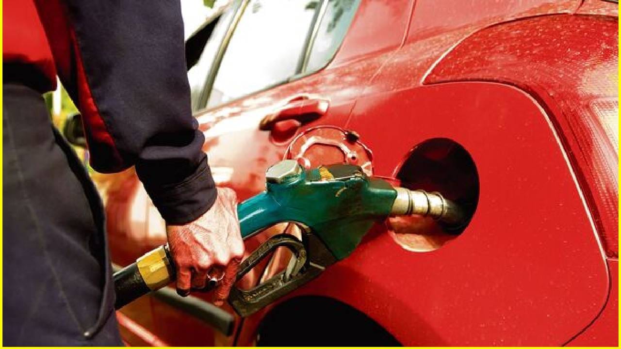  राज्यात साध्या पेट्रोलचे दर स्थिर आहेत. मात्र स्पीड पेट्रोलच्या दरात 2 रुपयांची वाढ दिसून आली. सोलापुरातील पेट्रोल पंपावर साधे पेट्रोल आणि डिझेलचे दर स्थिर आहेत. साधे पेट्रोल 104 रूपये तर स्पीड पेट्रोल 111 वरून 113 रूपये झाले. साधं पेट्रोल आणि डिझेलच्या किमती आहेत त्याच आहेत मात्र स्पीड पेट्रोल 2 रुपयांनी वाढले आहे. 