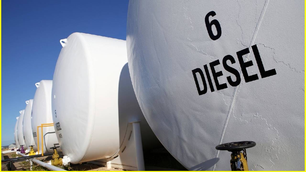 IOC ने इंडस्ट्रियल डिझेलच्या (Industrial Diesel) किंमतीत मोठी वाढ केली आहे. या डिझेलची किंमत कालपर्यंत 87.67 प्रति लिटर होती. तर नवीन किंमत आता 109.59 रुपये प्रति लिटरवर पोहचल्या आहेत. एकाच फटक्यात 21.92 प्रति लिटर वाढ झाली. 