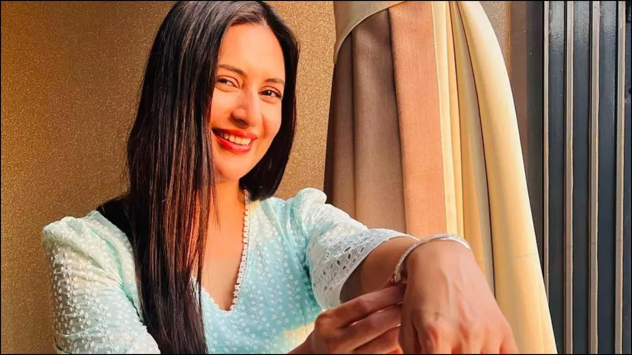 या मानसिक तणावामुळे तिच्या कामावरही वाईट परिणाम झाला. ती शूटिंग दरम्यान वारंवार ढसाढसा रडायची. अखेर तिला जाणीव झाली की, एखाद्याचे प्रेम मिळवण्यासाठी इतकी धडपड करावी लागत असेल, तर ते खरे प्रेम असू शकत नाही.