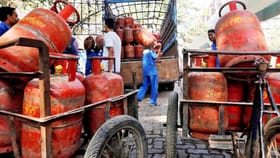 LPG Shortage: घरपोच सेवा बंद आता गॅस बुकिंगचे नंबरही बंद, एकच संताप.