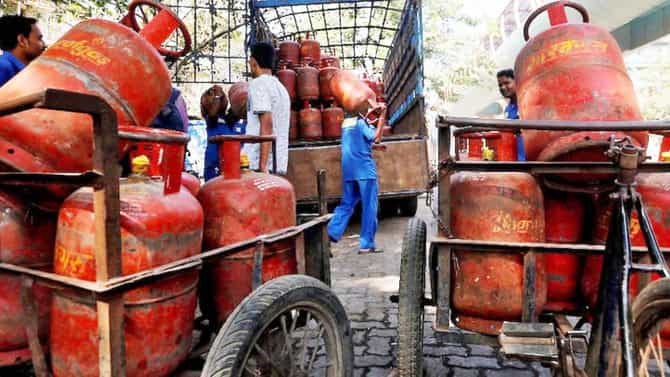 LPG Shortage: आता तक्रार कुणाकडे करायची? घरपोच सेवा बंद आता गॅस बुकिंगचे नंबरही बंद, नागरिकांचा मोठा संताप