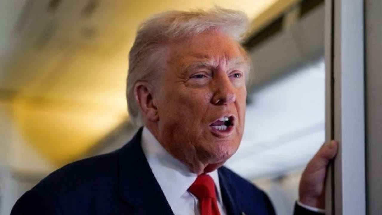  अमेरिकेचे राष्ट्राध्यक्ष डोनाल्ड ट्रम्प यांच्या निष्ठावंत आणि कट्टर समर्थक लॉरा लूमर यांनी नुकताच मोठे विधान भारताबद्दल केले. त्यांनी म्हटले की, अमेरिकन राष्ट्राध्यक्षांना भारतावर प्रेम आहे, ते पंतप्रधान मोदींवर प्रेम करतात.