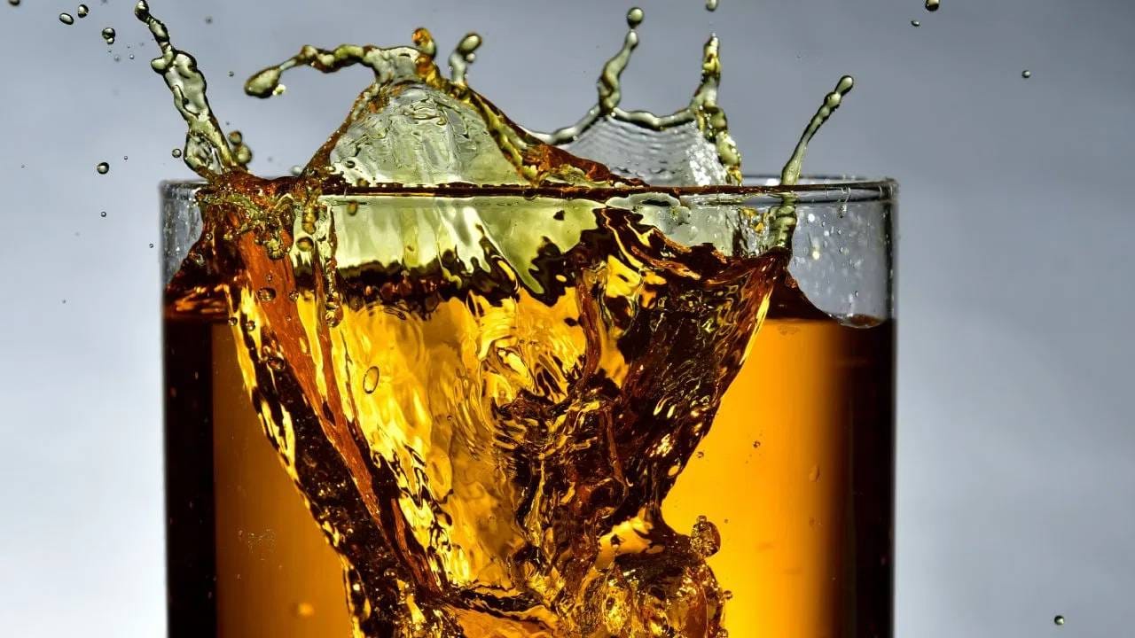 अनेकदा उत्सव, पार्टी किंवा सामाजिक कार्यक्रमांमध्ये दारूला कोल्ड ड्रिंक, सोडा किंवा फ्रूट ज्यूस मिसळून प्यायले जाते. हे मिश्रण चवीला सुंदर लागते, आकर्षक वाटते आणि नशा लवकर चढतके असं वाटतं, असे अनेकांना वाटते. पण हे आरोग्यासाठी खूपच हानिकारक ठरतं. अशा प्रकारे दारू पिण्याने शरीरावर अनेक गंभीर आणि दीर्घकालीन परिणाम होतात. आता हे परिणाम कोणते चला जाणून घेऊया...