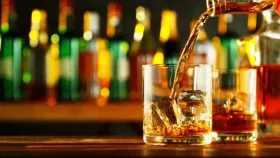 कोल्ड ड्रिंक किंवा ज्यूससोबत दारू प्यायल्याने काय होतं?.