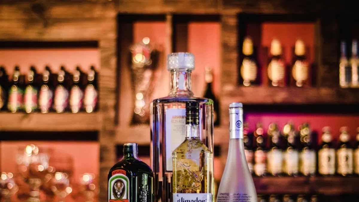 आरोग्य तज्ज्ञ सांगतात की, दारूला फक्त पाणी मिसळून पिणे तुलनेने कमी हानिकारक असते. कोल्ड ड्रिंक किंवा ज्यूस मिसळल्याने नशा लवकर येतो, पण यकृत, हृदय आणि पचनसंस्थेवर दीर्घकाळात वाईट परिणाम होतात. हे मिश्रण क्षणिक मजा देत असले तरी आरोग्यावर होणारे नुकसान खूप गंभीर असू शकते.