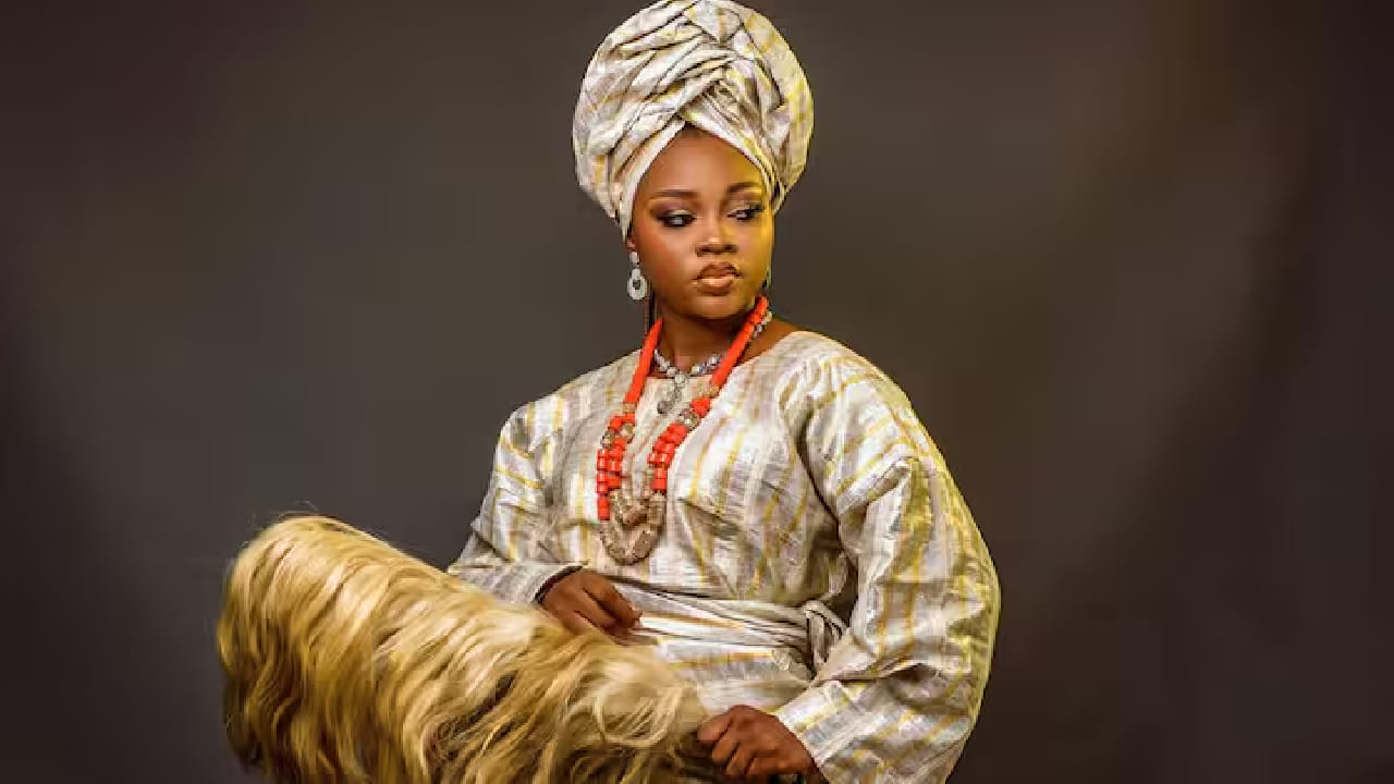 या परंपरेमागे खोल सामाजिक अर्थ दडलेला आहे. वधूने सासऱ्याच्या मांडीवर बसणे म्हणजे ती आता आपल्या माहेरातून पूर्णपणे सासरच्या कुटुंबात सामील झाली आहे याचे प्रतीक मानले जाते. यामुळे वधूला त्या घरातील मुलगी म्हणून स्वीकारले गेले आहे असा संदेश दिला जातो.