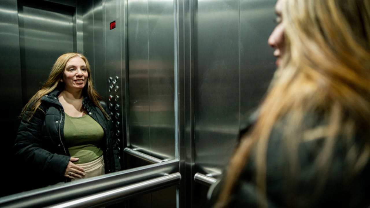 थोडक्यात सांगायचे तर, लिफ्टमधील आरसा हा फक्त चेहरा पाहण्यासाठी नसून तो आपला प्रवास सोपा करण्यासाठी लावला जातो. यामुळे लोकांचे लक्ष दुसरीकडे वळते आणि त्यांना लिफ्टची गती कमी असल्याचा कंटाळा येत नाही. तसेच, आरशामुळे छोटी जागा मोठी वाटते, ज्यामुळे मनातली भीती कमी होते.