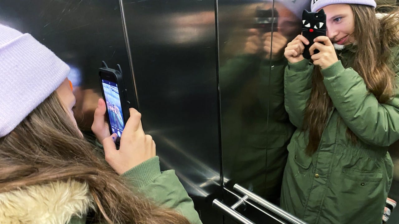 दुसरे महत्त्वाचे कारण म्हणजे क्लॉस्ट्रोफोबिया (Claustrophobia). अनेकांना बंद आणि लहान जागेत राहण्याची भीती वाटते. लिफ्ट ही एक छोटी आणि बंदिस्त जागा असते, जिथे गुदमरल्यासारखे वाटू शकते.