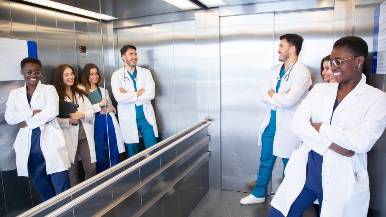 त्यामुळे मग लिफ्टमध्ये आरसा लावण्यात आला. आरसा लावल्यामुळे लोक स्वतःला पाहण्यात किंवा कपडे नीट करण्यात व्यस्त होतात. ज्यामुळे त्यांना प्रवासाच्या वेळेचा विसर पडतो.