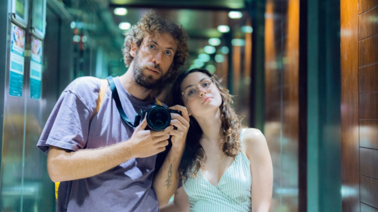 अनेकांनी लिफ्टच्या संथ गतीबद्दल तक्रारी करण्यास सुरुवात केली. यावर उपाय म्हणून इंजिनिअर्सनी विचार केला की, लिफ्टची गती वाढवण्यापेक्षा लोकांचे लक्ष दुसरीकडे वळवणे सोपे आहे.