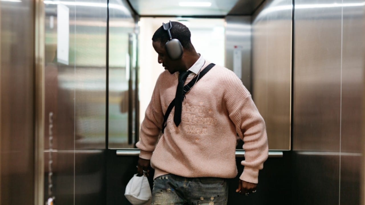 पण तुम्हाला माहीत आहे का, लिफ्टमध्ये आरसा लावण्यामागे केवळ फॅशन किंवा सौंदर्य हे कारण नसून यामागे एक मोठे मानसशास्त्रीय (Psychological) कारण दडलेले आहे.