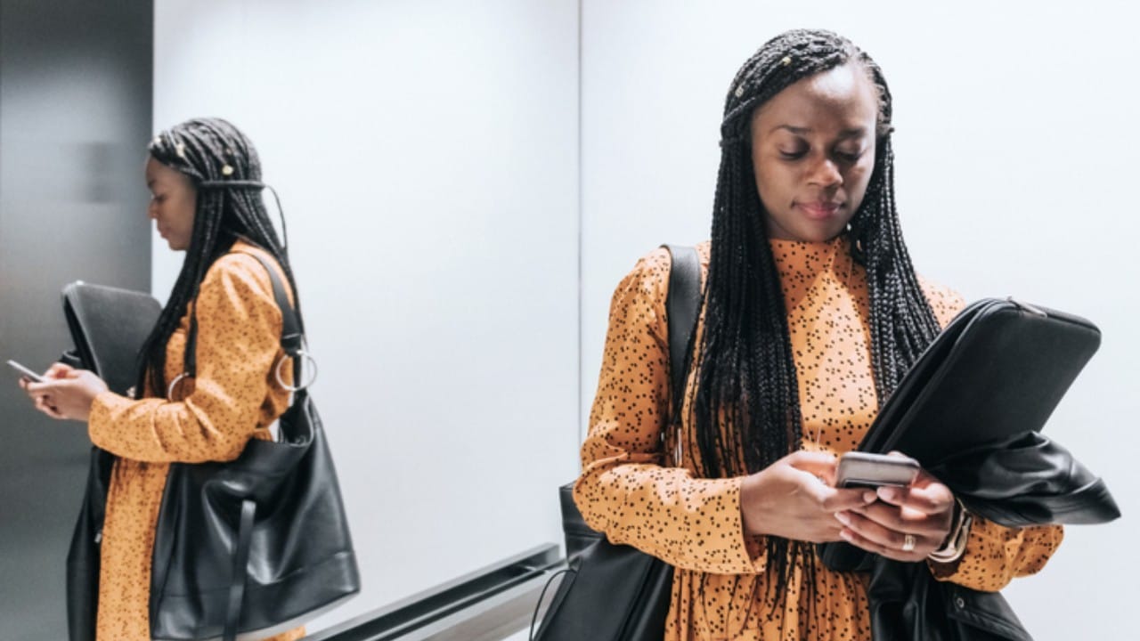 आपण दररोज कार्यालयात किंवा इमारतीत येण्या-जाण्यासाठी लिफ्टचा वापर करतो. लिफ्टमध्ये शिरल्यावर आपली पहिली नजर तिथे असलेल्या आरशावर पडते. अनेकजण या आरशाचा उपयोग स्वतःला पाहण्यासाठी किंवा सेल्फी काढण्यासाठी करतात.