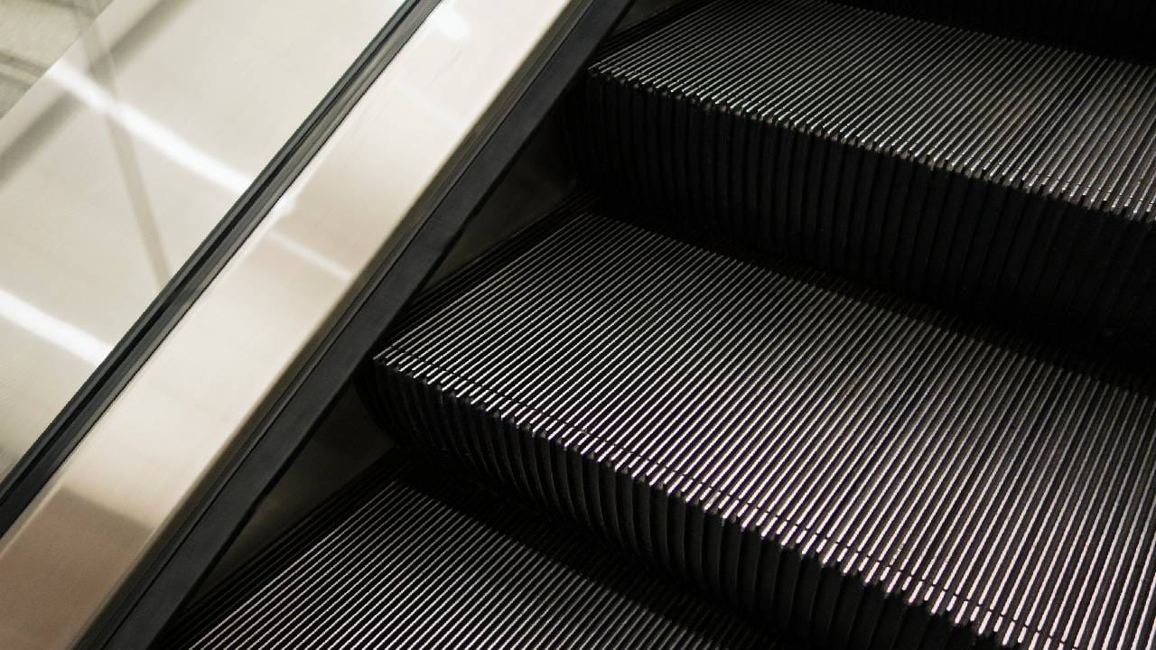 जर तुम्हाला वाटत असेल की हे ब्रश फक्त डिझाइनसाठी आहेत किंवा त्यांचा वापर तुमचे बूट स्वच्छ करण्यासाठी होऊ शकतो, तर तसं बिलकूल नाहीये. एस्केलेटरच्या बाजूला असलेले ब्रश तुमचे बूट चमकावण्यासाठी नसतात. तर त्याचा एक खास उपयोग असतो, तोही तुमच्या आमच्या सुरक्षेसाठी.