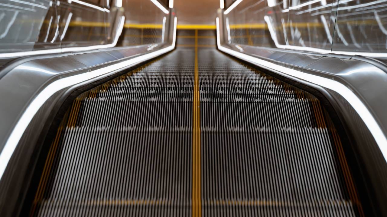 तुमचा पाय पिवळी पट्टी ओलांडून जर पुढे गेला, तर तो ब्रश पायाला घासला जातो, आपण इरिटेट होतो, पण खरंतर तरी तुमचा पाय पिवळ्या पट्टीच्या आत घ्या अशी सूचना असते. तसंच जर कोणी एस्केलेटरच्या अगदी कडेला, पाय टाकला तर हे ब्रश दुखापत टाळण्यास मदत करतात. त्यामुळे अपघातापासून बचाव होतो आणि माणसं सेफ राहतात.