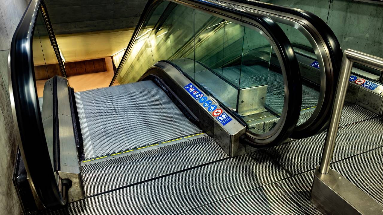 दोन्ही बाजूला असलेले हे ब्रश कपडे आणि वस्तूंना एस्केलेटरमध्ये अडकवण्यापासून वाचवण्याचं काम करतात. जर या गोष्टी एस्केलेटरमध्ये अडकल्या तर त्यामुळे मशीनचे नुकसान होऊ शकते. तसेच तुमचा पायही त्यात खेचला जाऊ सकतो, अपघात होऊ शकतो. म्हणूनच त्यात ब्रश बसवलेले असतात. एस्केलेटरवरील ब्रश हे सेफ्टी फीचर म्हणून काम करतात.