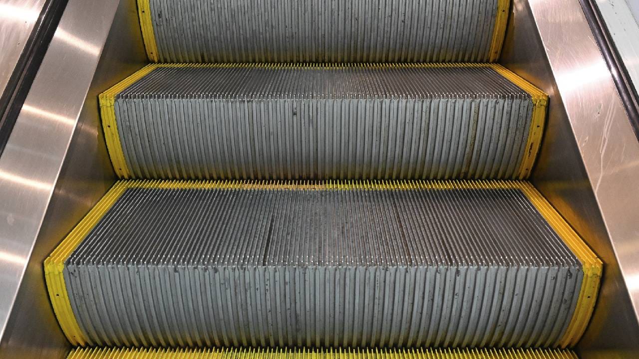 खरंतर Escalators वर लावलेले हे ब्रश म्हणजे आपल्याच सेफ्टीसाठी आहेत. हे ब्रश साईड आणि भिंतीमधील अंतर किंवा गॅप लपवण्याचं काम करतात. लोकांच्या बुटाच्या लेस किंवा ओढणी, अशा छोट्या गोष्टी या गॅपमध्ये अडकू नयेत, म्हणून हे ब्रश एस्केलेटरवर लावलेले असतात.