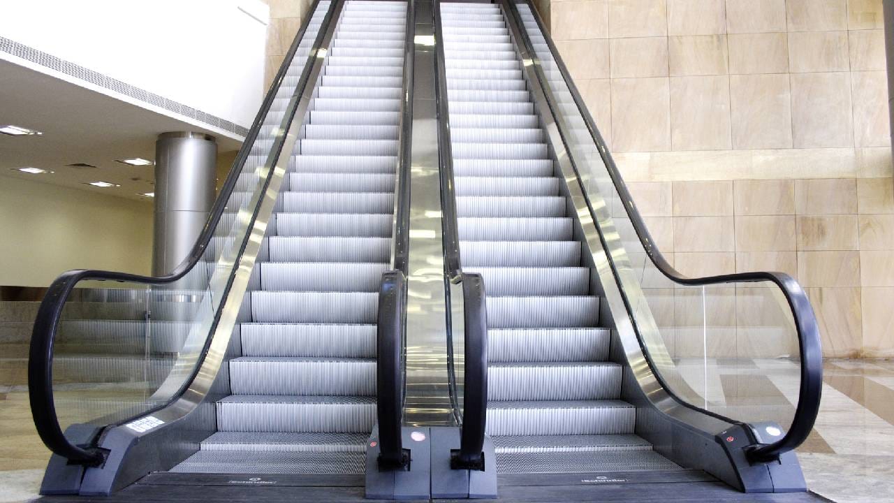 मॉल किंवा मेट्रोच्या एस्केलेटरवर अनेक जण या ब्रशशी खेळताना किंवा बूट साफ करताना आपण अनेकदा पाहिले आहे. पण तुम्हाला माहितीये का की, हे ब्रश तुमच्या सुरक्षेसाठी असतात. .