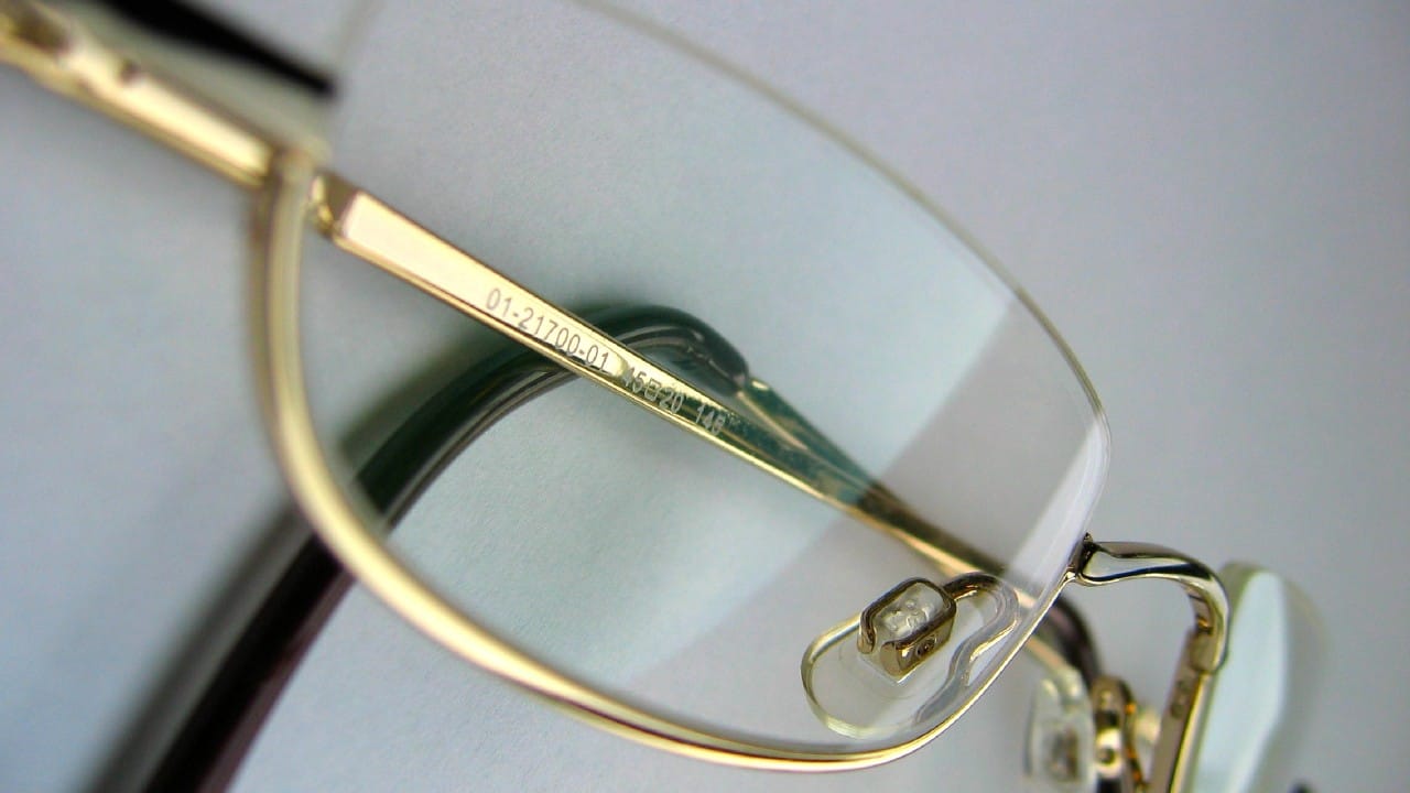 त्यामुळे पुढच्या वेळी जेव्हा तुम्ही नवीन चष्मा खरेदी करायला जाल, तेव्हा तुमच्या जुन्या, आरामदायी चष्म्याच्या दांडीवरील हे आकडे तपासून पहा. ऑनलाईन चष्मा खरेदी करताना तर हे आकडे अत्यंत उपयुक्त ठरतात. यामुळे तुम्हाला तुमच्या चेहऱ्याला परफेक्ट बसणारी फ्रेम निवडणे सोपे जाते. तसेच तुमचा पैसा व वेळ दोन्हीही वाचतो.