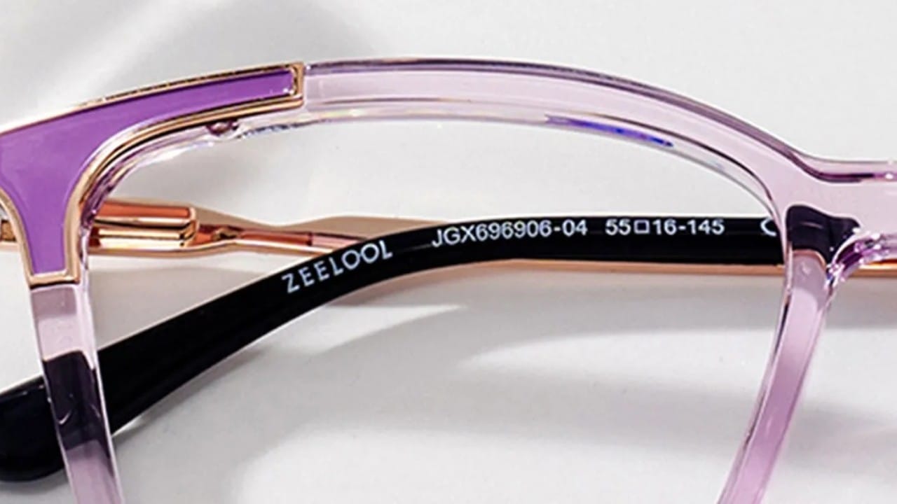 तिथे काही आकडे लिहिलेले असतात जसे की 52 □ 18 - 140. पाहिलात ना.. आता तुम्हाला हे आकडे कसले असा प्रश्न नक्कीच पडला असेल. आज आपण हे आकडे कशासाठी आणि त्याचा अर्थ काय असतो, याबद्दलची माहिती जाणून घेणार आहोत.