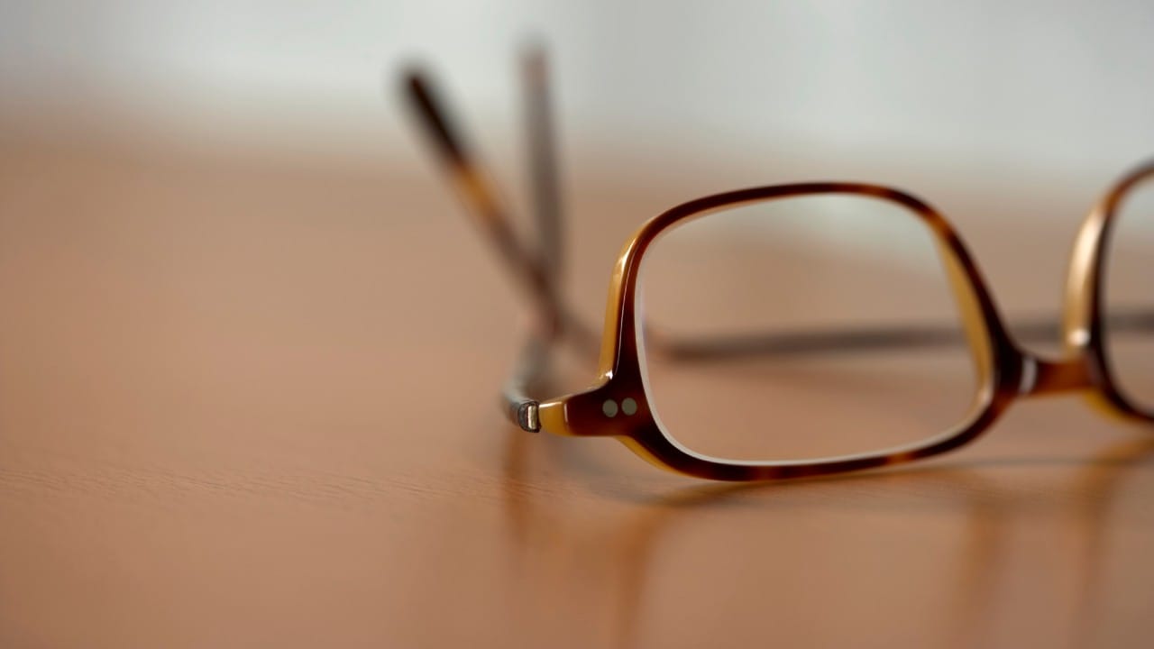 फ्रेमवरील हे आकडे फक्त फ्रेमच्या आकारासाठी आहेत. ते तुमच्या डोळ्यांच्या नंबर (पॉवर) चे आकडे नसतात. तुमचे डॉक्टर तुम्हाला देत असलेल्या प्रिस्क्रिप्शनवर तुमची पॉवर लिहिलेली असते.