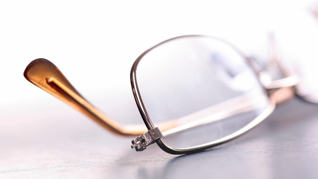 यानतंरचा तिसरा आकडा हा दांडीची लांबी सांगतो. हा सहसा सर्वात मोठा आकडा असून तो चष्म्याच्या दांडीची एकूण लांबी दर्शवतो. हे माप फ्रेमच्या पुढील कोपऱ्यापासून दांडीच्या शेवटच्या टोकापर्यंत घेतले जाते.