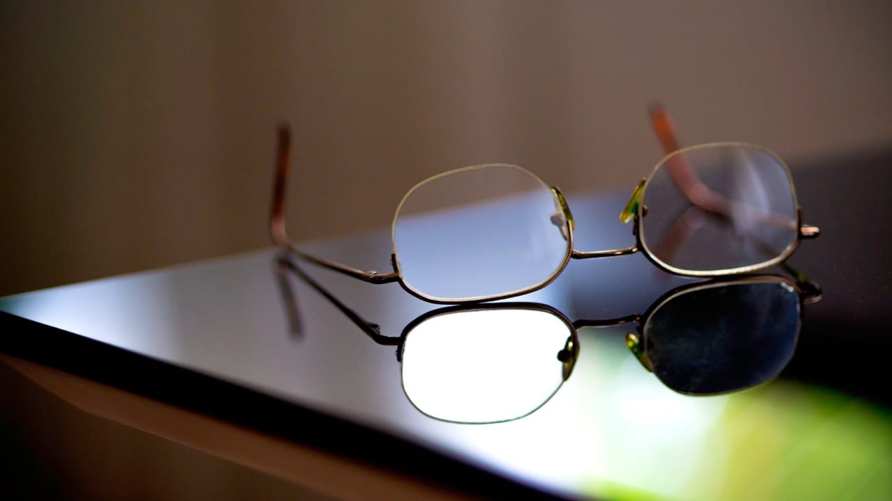 यानतंरच दुसरा आकडा म्हणजेच 18 हा दोन लेन्सच्या मधल्या भागाचे, म्हणजेच पुलाचे (Bridge) अंतर दर्शवतो. हे तुमच्या नाकाच्या रुंदीनुसार ठरते. योग्य पुलाचे अंतर असलेला चष्मा नाकावर व्यवस्थित बसतो, टोचत नाही किंवा सारखा खाली घसरत नाही.