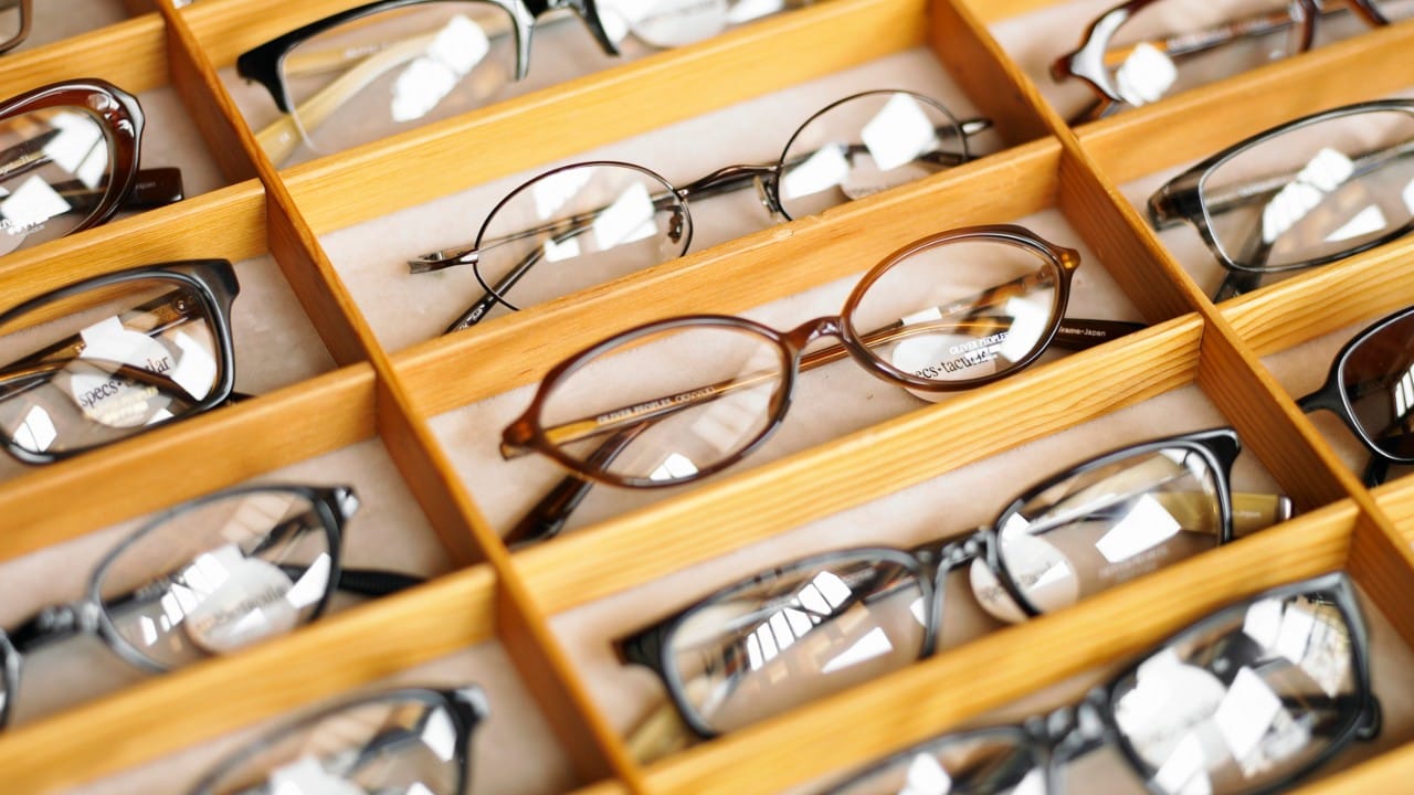 चष्म्याच्या दांडीच्या आतील बाजूला लिहिलेले हे आकडे म्हणजे तुमच्या चष्म्याचे सिक्रेट माप असते. या आकड्यांचा अर्थ समजून घेणे अत्यंत महत्त्वाचे आहे. कारण यामुळेच तुम्हाला तुमच्या चेहऱ्यासाठी परफेक्ट बसणारा आणि आरामदायी चष्मा निवडता येतो.