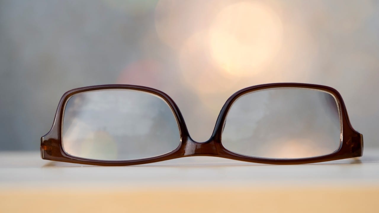 हे माप एका बाजूपासून दुसऱ्या बाजूला, लेन्सच्या मध्यभागी घेतले जाते. तुमच्या चेहऱ्याची रुंदी आणि डोळ्यांमधील अंतर यावर हे माप अवलंबून असते. तुमचा चेहरा लहान असल्यास तुम्हाला लहान लेन्सच्या (उदा. ४८-५० मिमी) फ्रेम योग्य ठरतात. तर मोठ्या चेहऱ्यासाठी मोठ्या लेन्सच्या (उदा. ५३ मिमी पेक्षा जास्त) फ्रेम योग्य असतात.