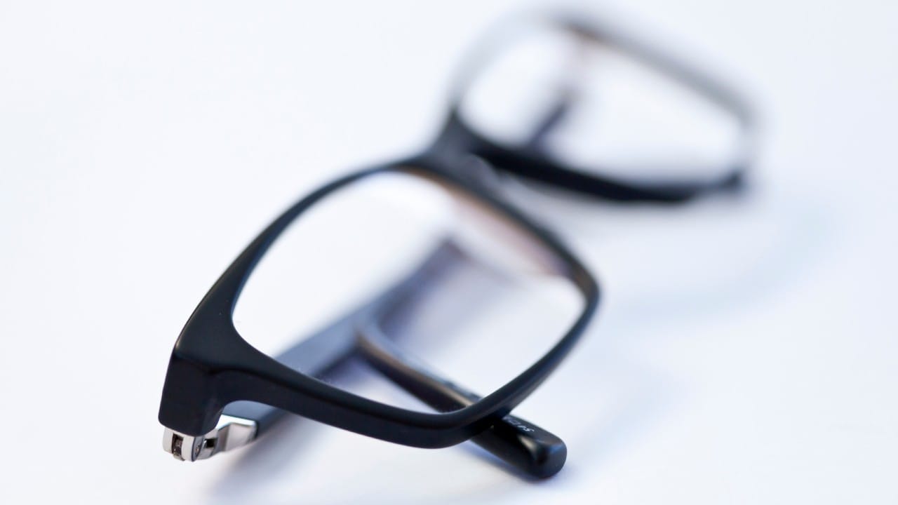 सहसा, चष्म्याच्या फ्रेमवर तीन किंवा चार संख्यांचे संच असतात. हे सर्व आकडे मिलिमीटर (mm) मध्ये असतात. उदाहरणार्थ, जर तुमच्या चष्म्याच्या दांडीवर '52 □ 18 - 140' असे लिहिले असेल तर त्यातील पहिला आकडा (उदा. 52) एका लेन्सची रुंदी दर्शवतो.